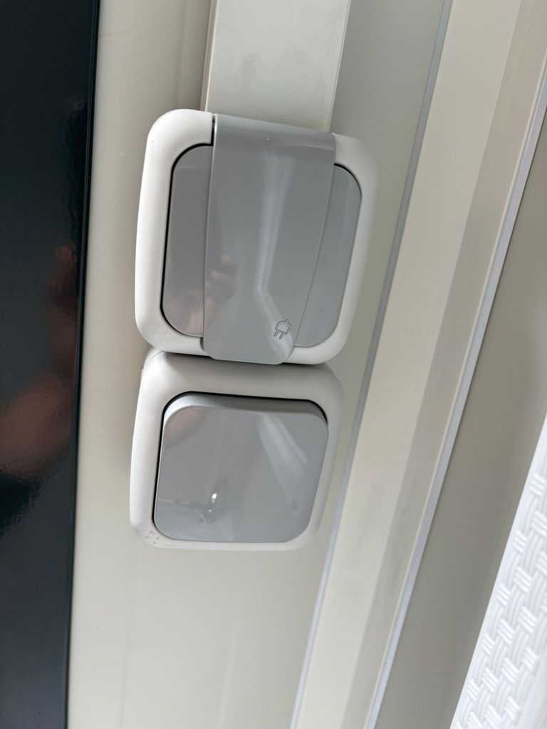 luxe_mobiele_toilet_unit_stopcontact_en_lichtschakelaar