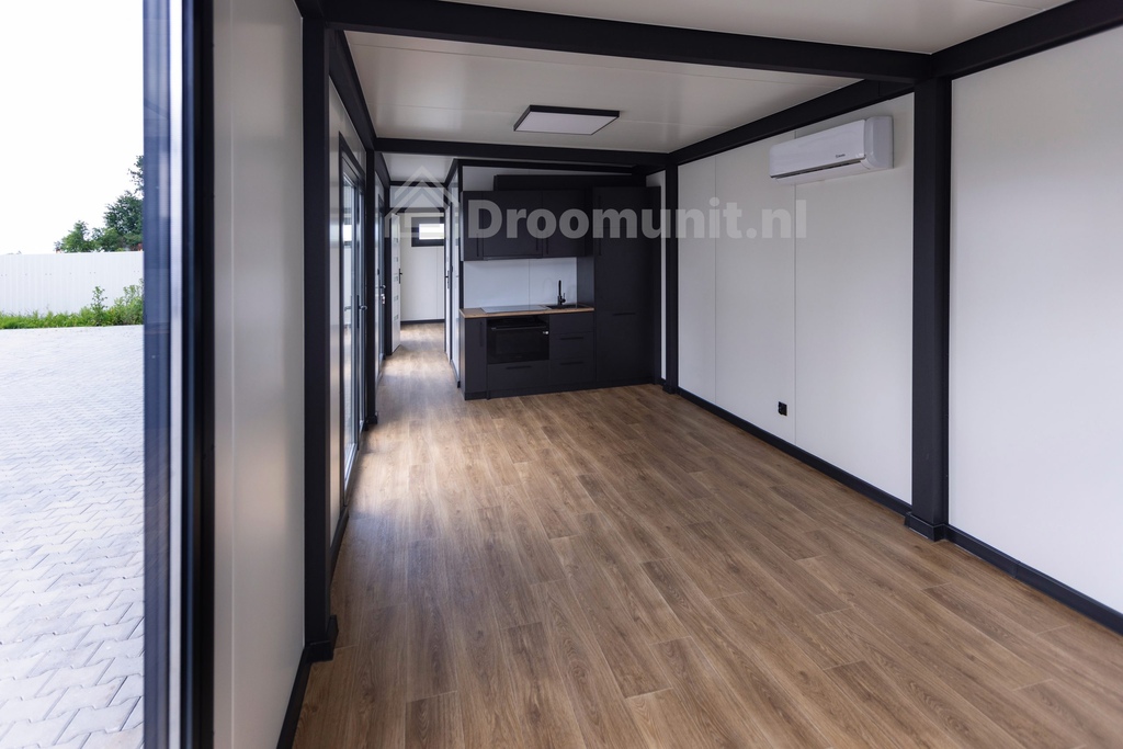 Leefruimte met keuken in luxe mobiele prefab woonunit Emmy met 1 slaapkamer, afmeting 1200x300