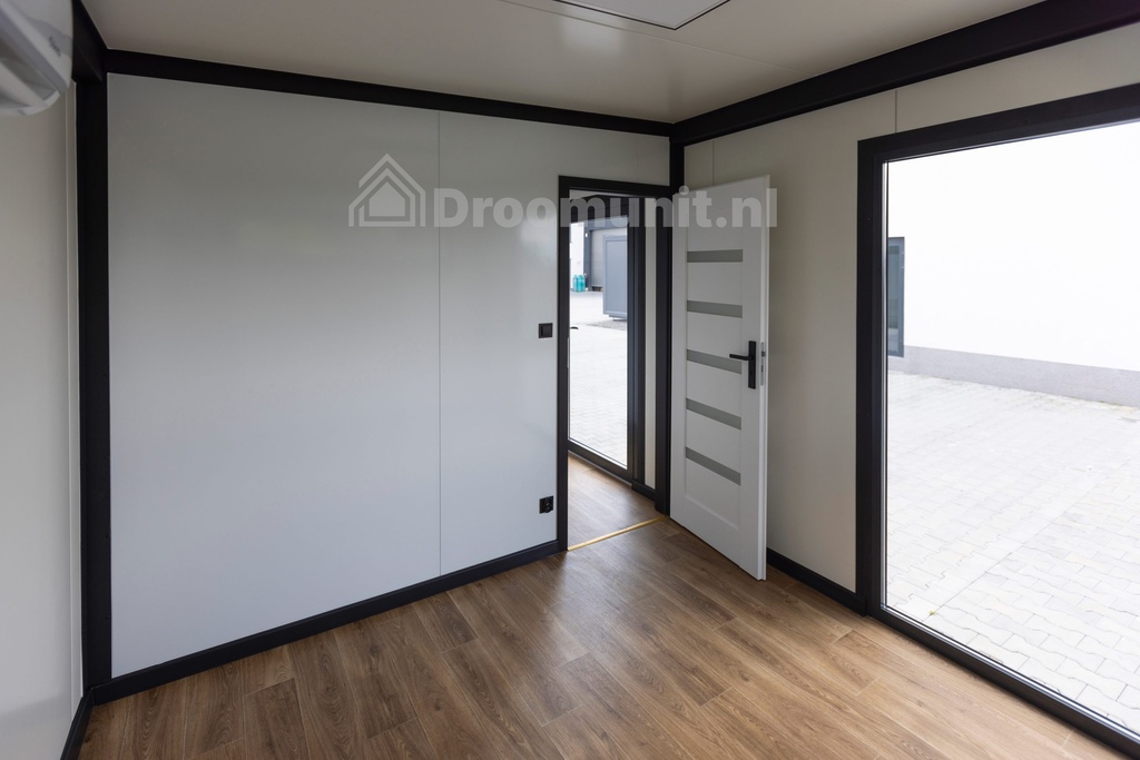 Leefruimte met kozijn en deur naar slaapkamer in luxe mobiele prefab woonunit Emmy met 1 slaapkamer, afmeting 1200x300 (variant 2)