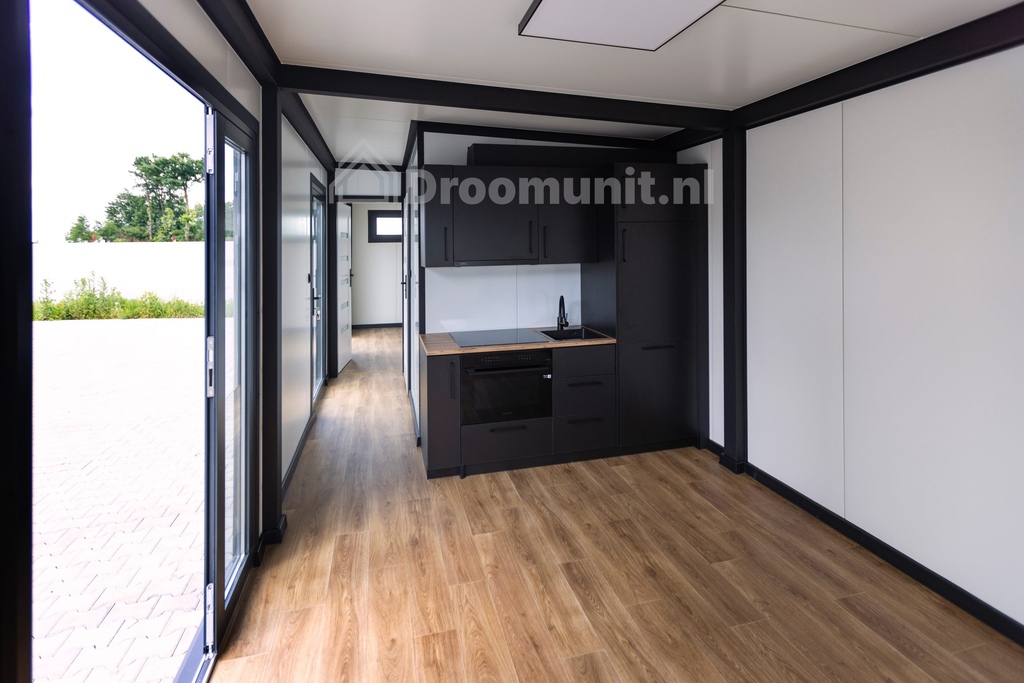 Zicht op gang en slaapkamer in luxe mobiele prefab woonunit Emmy met 1 slaapkamer, afmeting 1200x300
