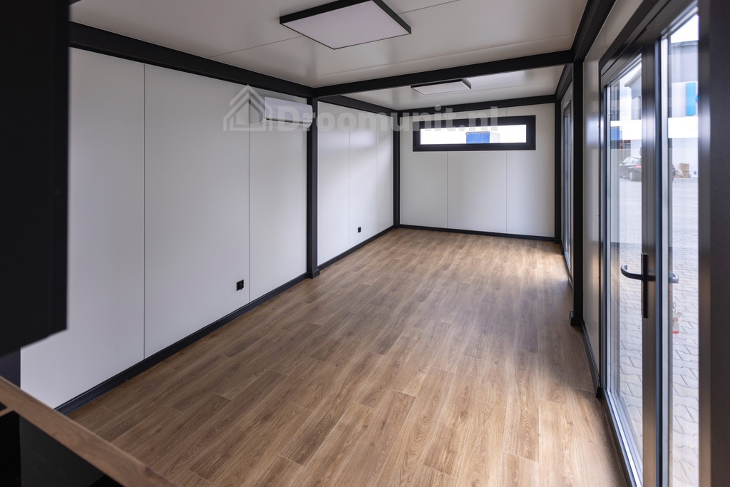Ruimteimpressie van de leefruimte in luxe mobiele prefab woonunit Emmy met 1 slaapkamer, afmeting 1200x300