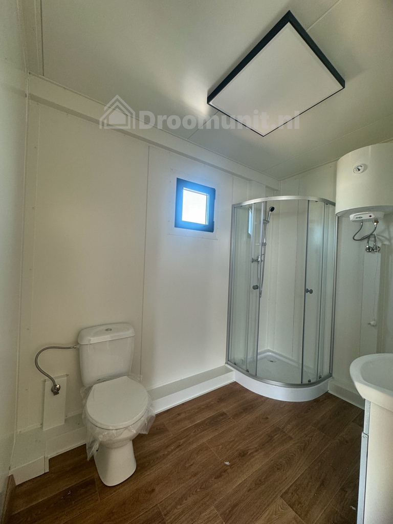 Badkamer met toilet en douchecabine in luxe mobiele prefab woonunit Emmy met 1 slaapkamer, afmeting 1000x300