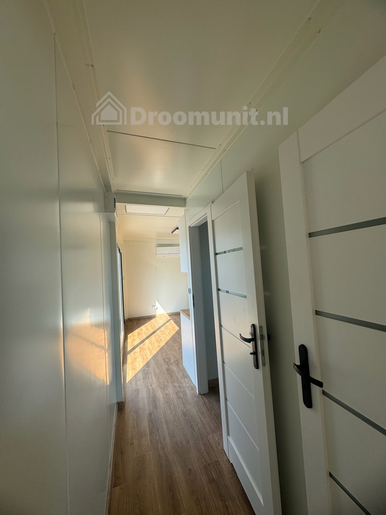 Gang in luxe mobiele prefab woonunit Emmy met 1 slaapkamer, afmeting 1000x300