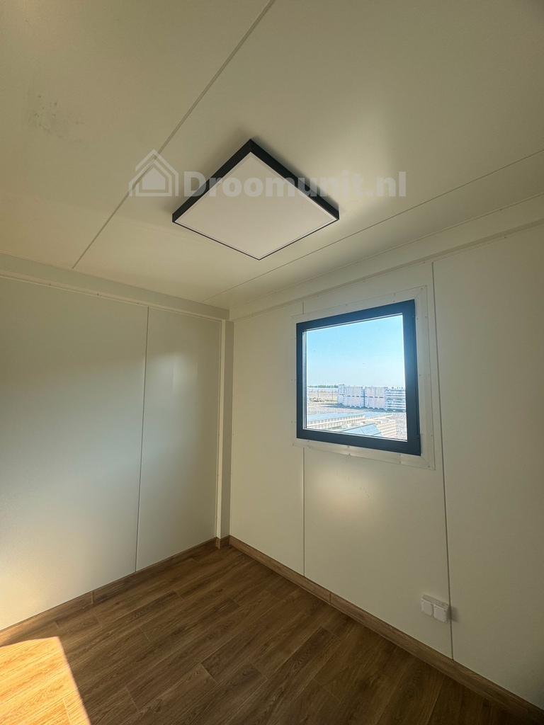 Slaapkamerraam in luxe mobiele prefab woonunit Emmy met 1 slaapkamer, afmeting 1000x300