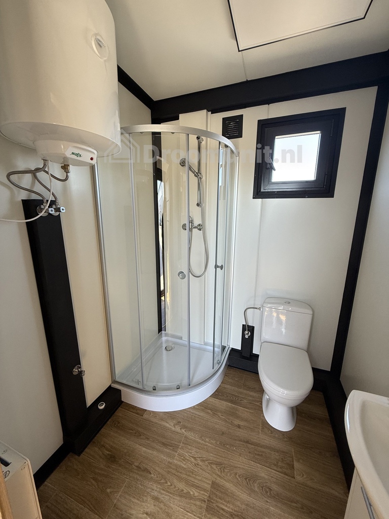 Badkamer met toilet en douchecabine in luxe mobiele prefab woonunit Emmy met 1 slaapkamer, afmeting 700x300