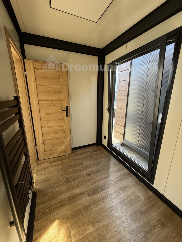 Gang met kozijn en verwarming in luxe mobiele prefab woonunit Emmy met 1 slaapkamer, afmeting 700x300