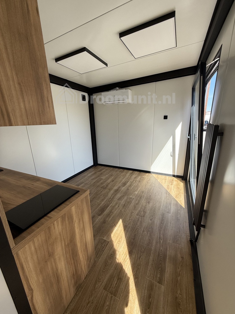 Leefruimte in luxe mobiele prefab woonunit Emmy met 1 slaapkamer, afmeting 700x300