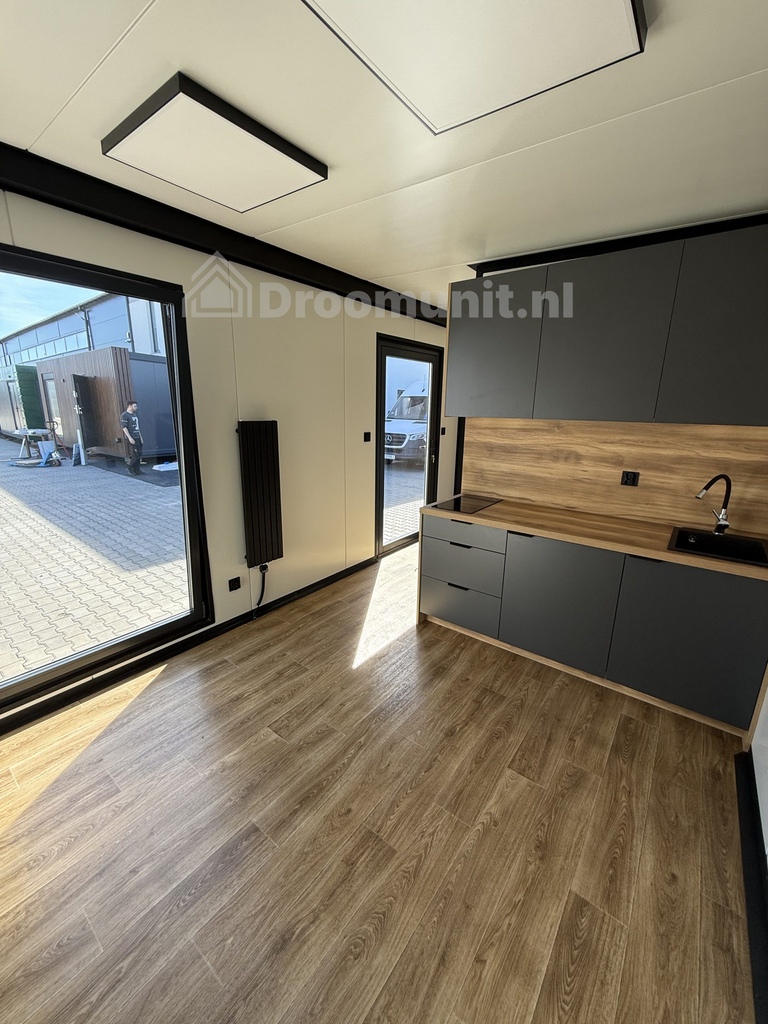 Leefruimte met keuken in luxe mobiele prefab woonunit Emmy met 1 slaapkamer, afmeting 700x300