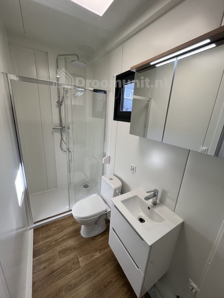 Badkamer in luxe mobiele prefab woonunit Emmy met 1 slaapkamer, afmeting 800x300 (variant 2)