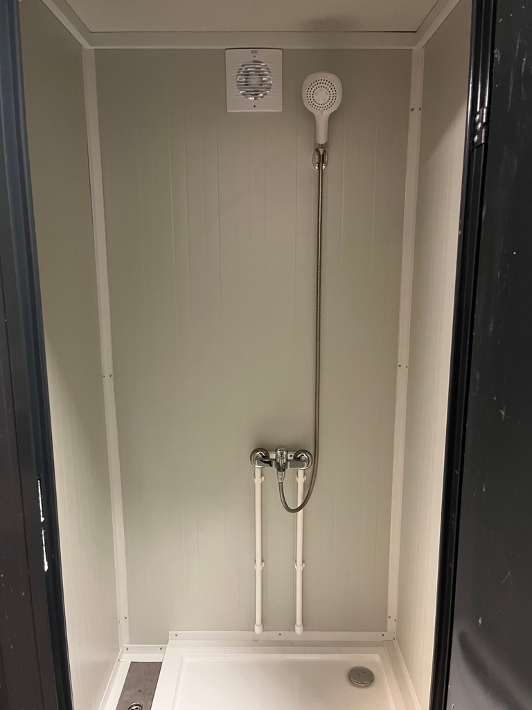 Binnenzijde van een mobiele douchecabine unit