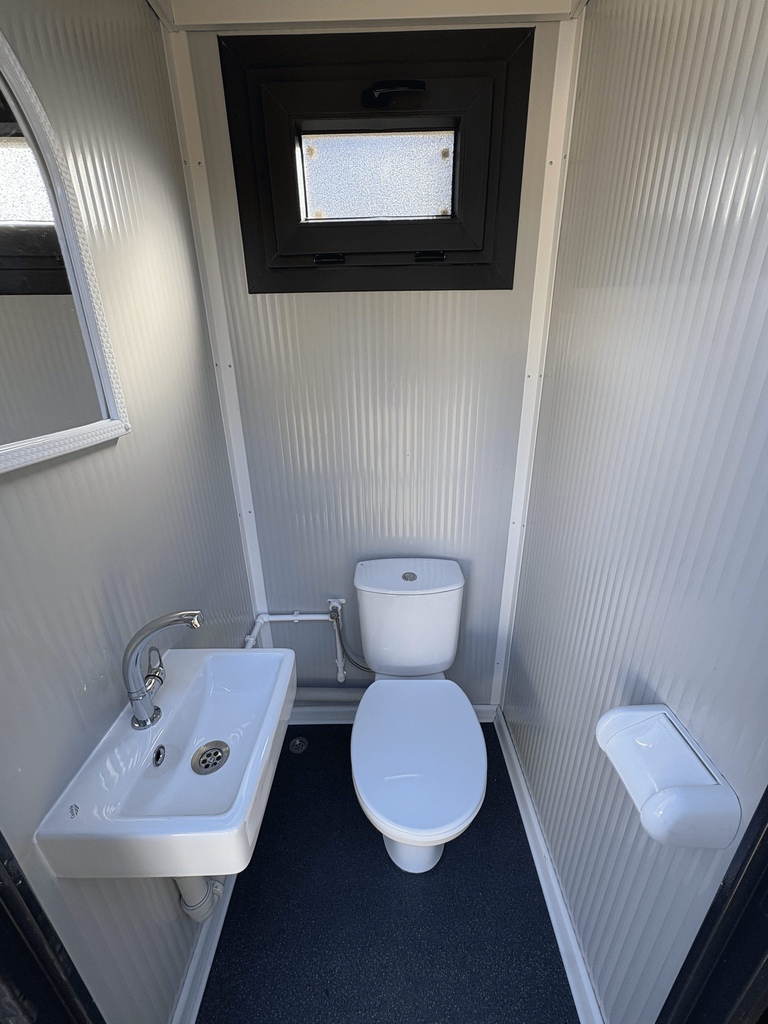 Binnenzijde van een mobiele toilet unit