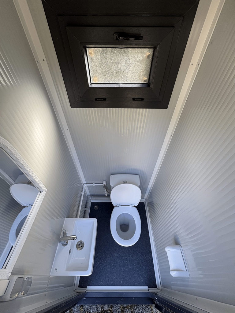 Binnenzijde van een mobiele toilet unit gezien vanaf de bovenkant