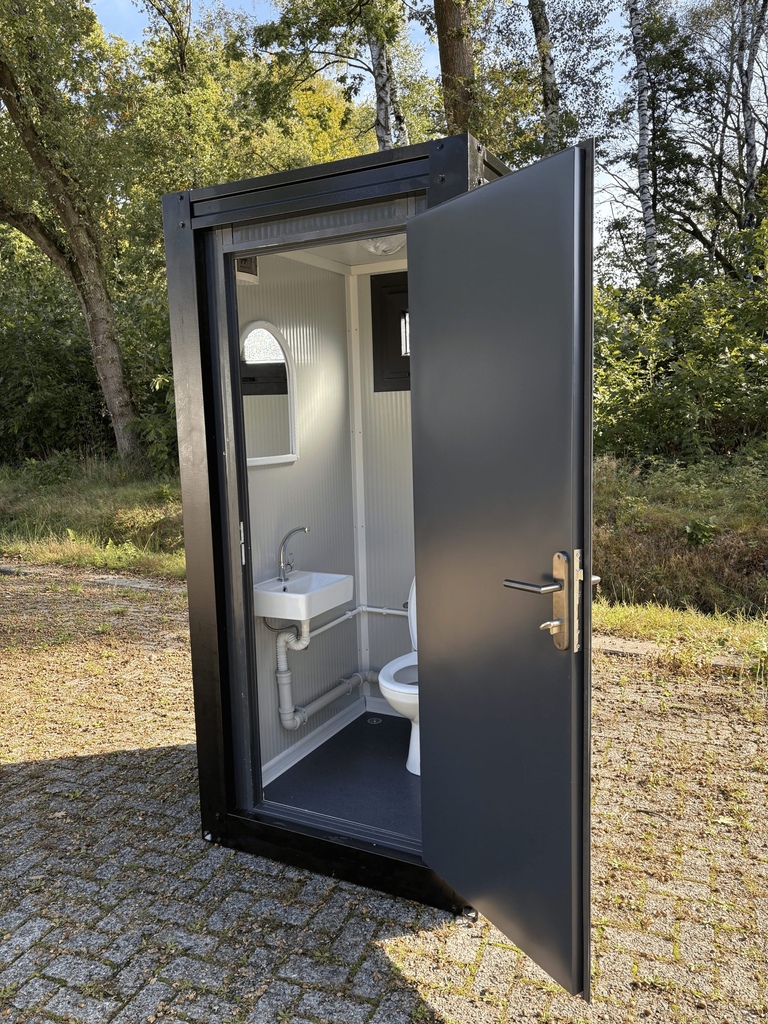 Buitenaanzicht van een mobiele toilet unit met rechts geopende deur