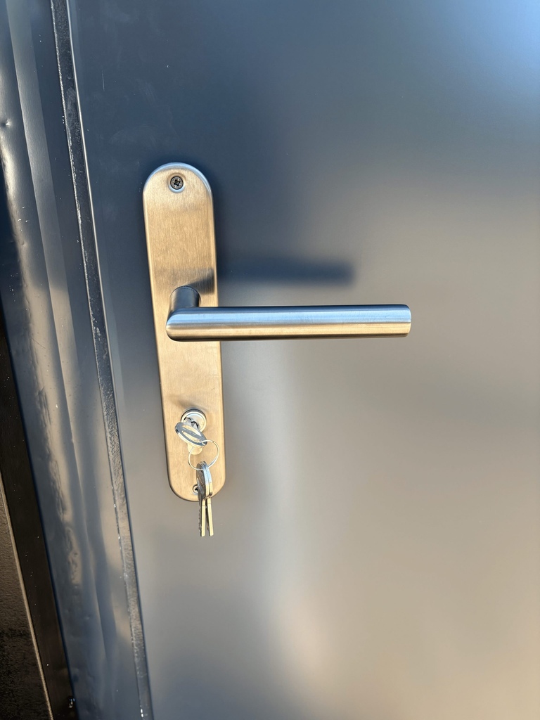 Deurklink met slot van een mobiele toilet unit