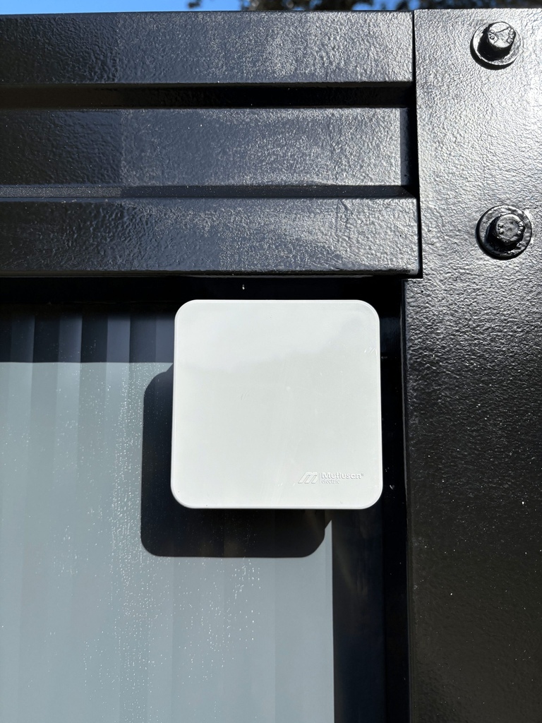 Groepenkast aan de buitenkant van een mobiele toilet unit