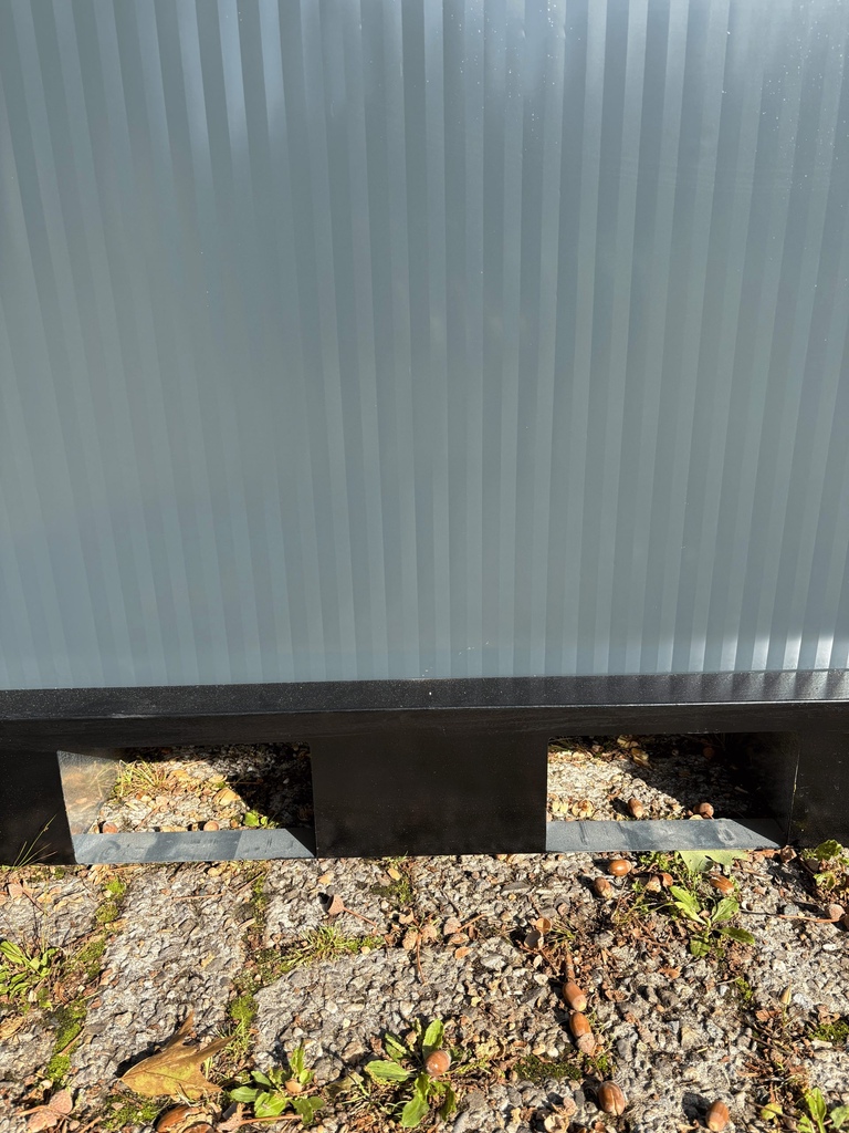 Close-up van heftrucksleuven in een mobiele toilet unit