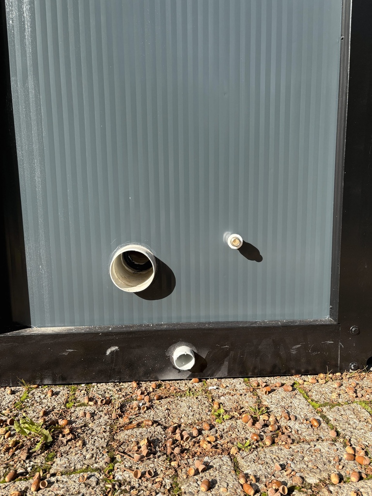 Kant-en-klare aansluitingen aan de buitenkant van een mobiele toilet unit