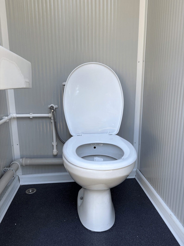 Close-up van toiletpot in een mobiele toilet unit