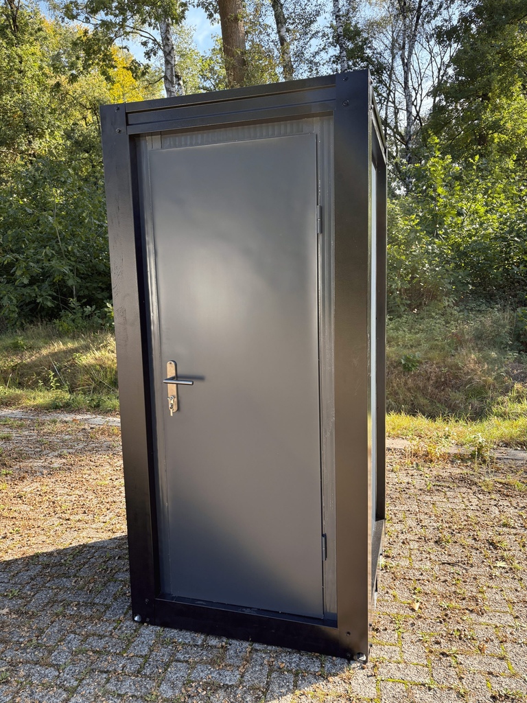 Mobiele toiletunit vooraanzicht met gesloten deur