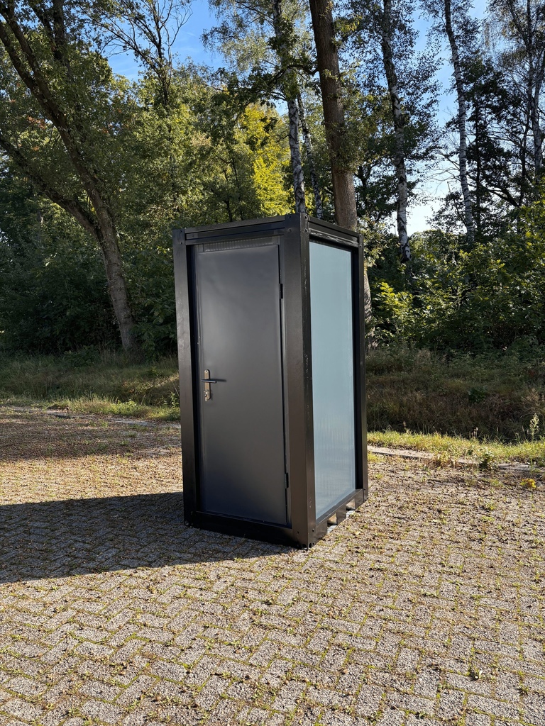 Mobiele toiletunit vooraanzicht met gesloten deur op afstand