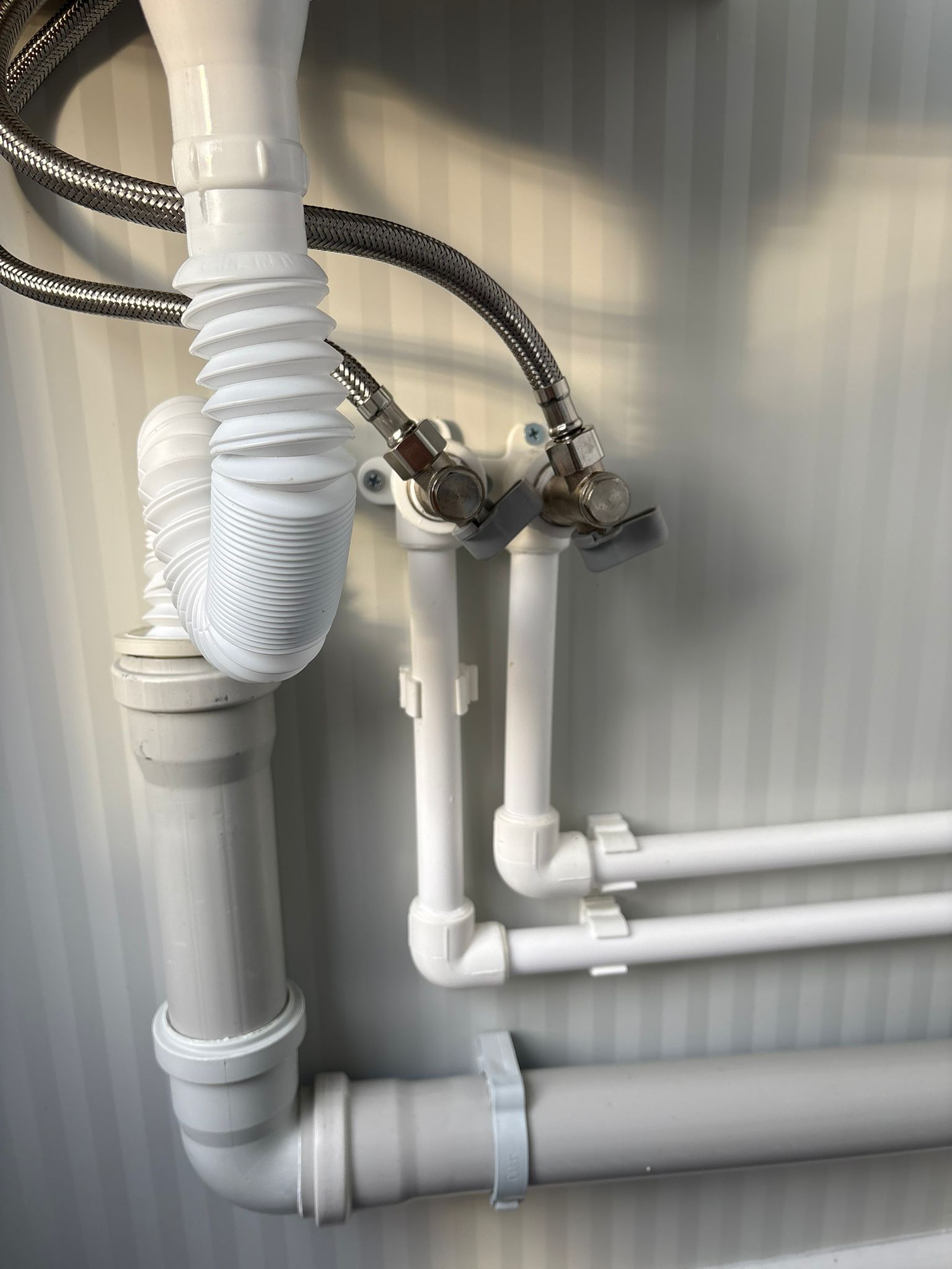 Aansluitingen van de fontein in een toilet- en doucheunit.