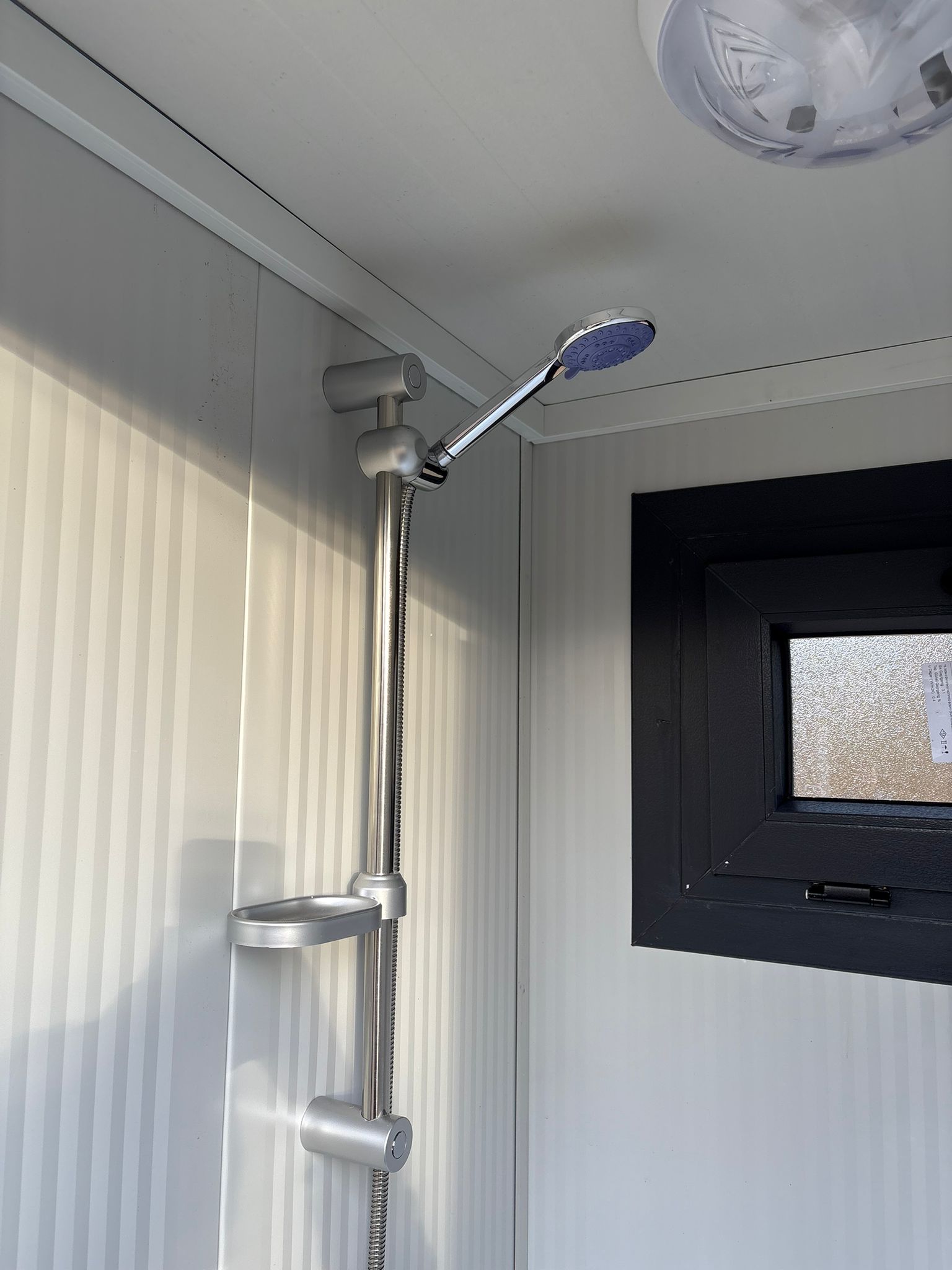 Douchekop in een toilet- en doucheunit.