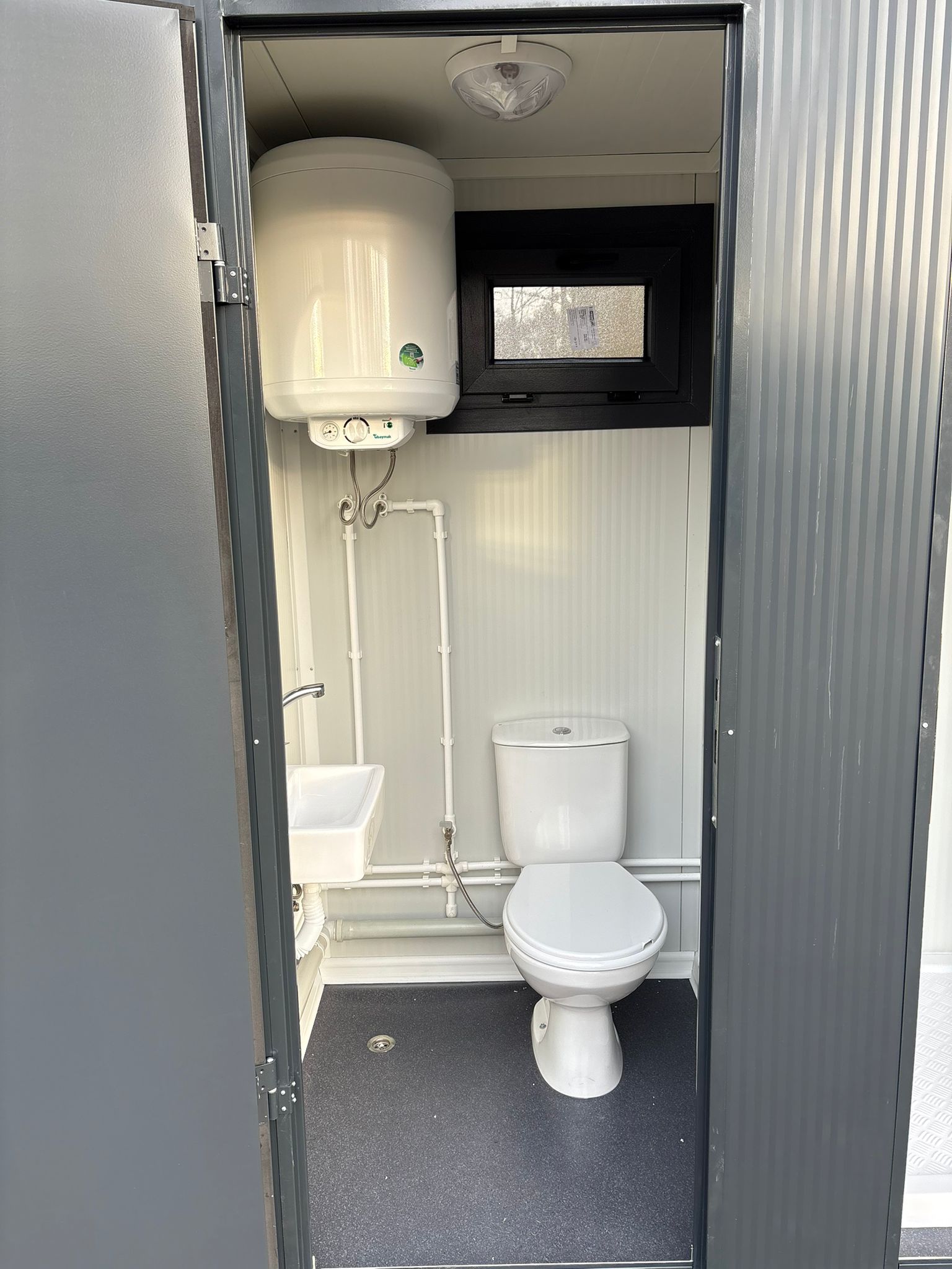 Linkerzijde van een toilet- en doucheunit.