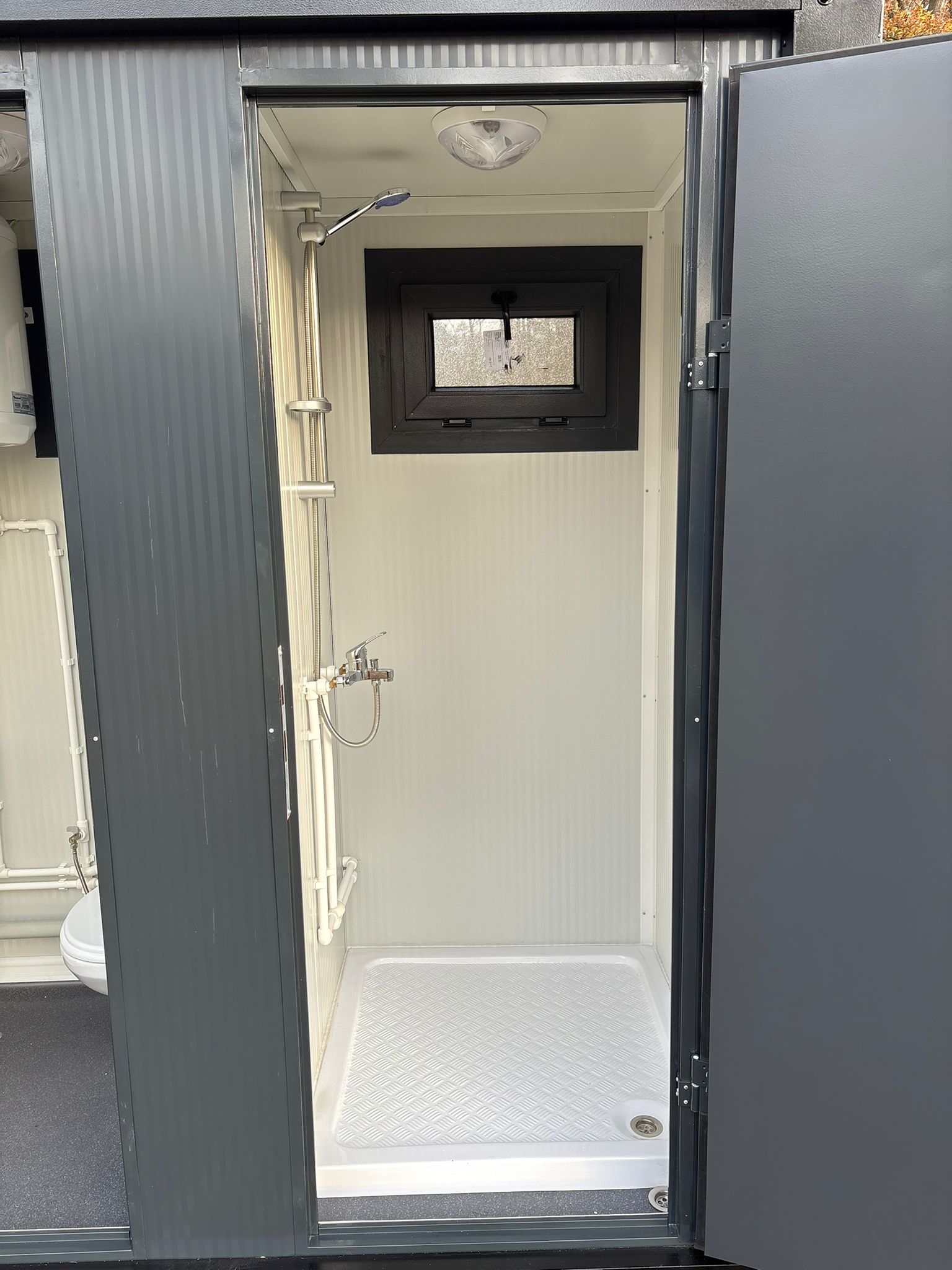 Rechterzijde van een toilet- en doucheunit.