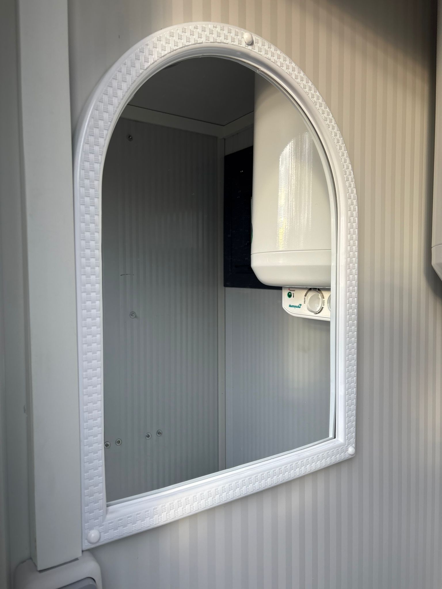 Spiegel in een toilet- en doucheunit.