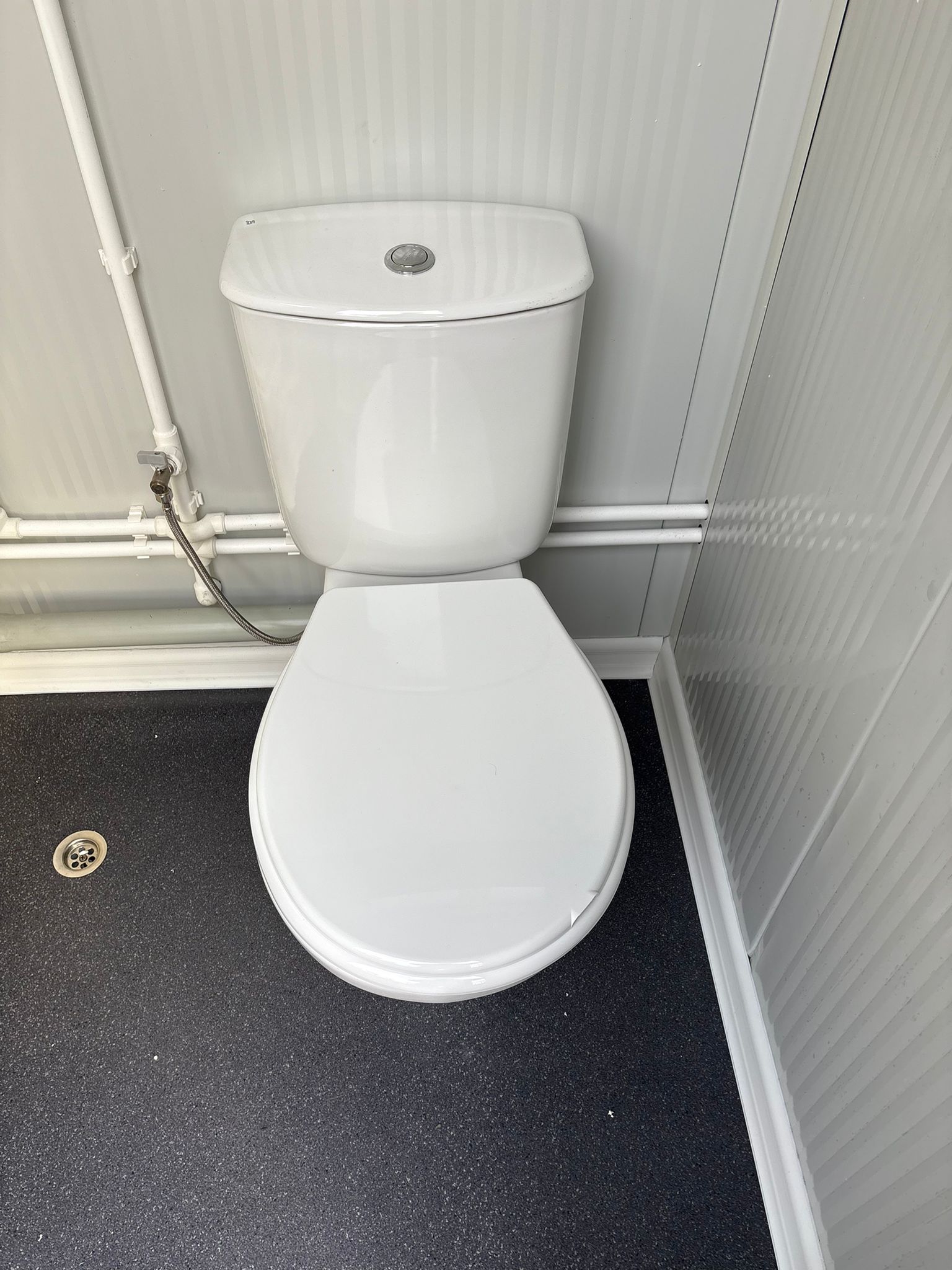 Toilet in een toilet- en doucheunit.