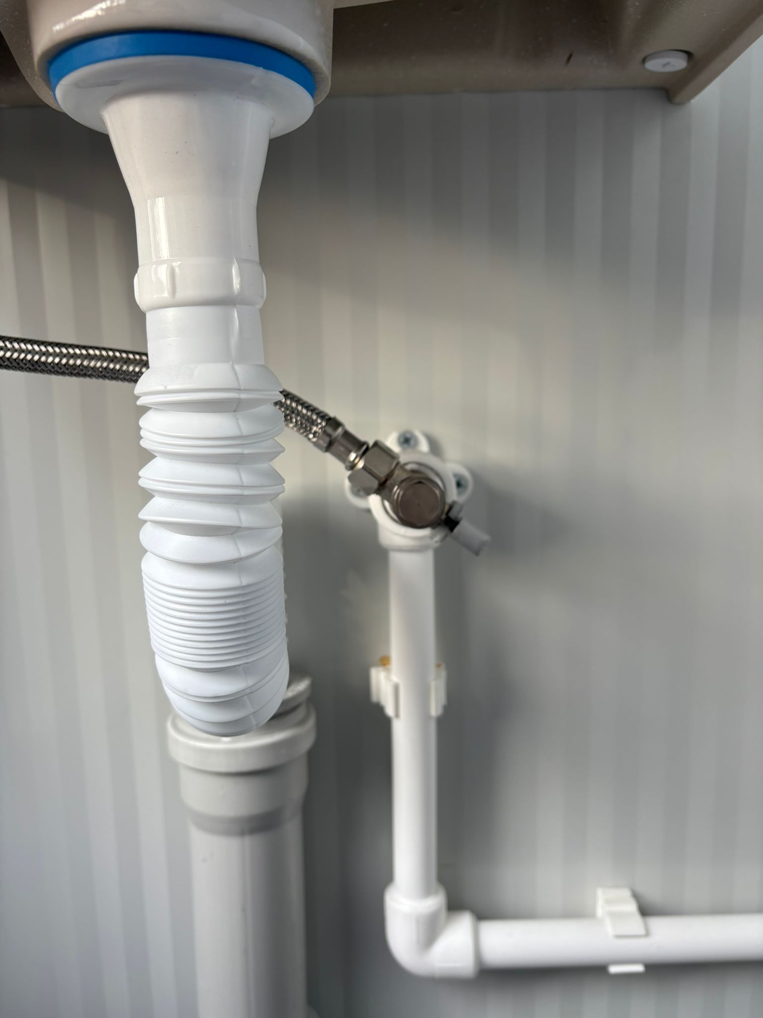 Aansluiting van de fontein in een dubbele toilet unit