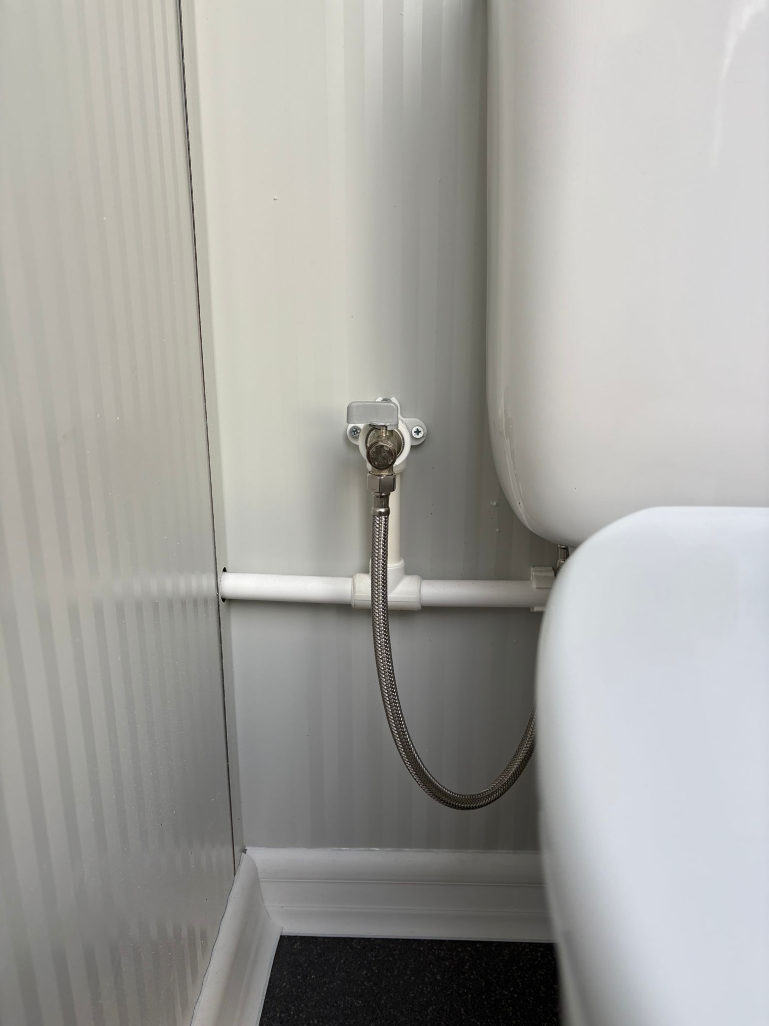 Aansluiting van de wc in een dubbele toilet unit