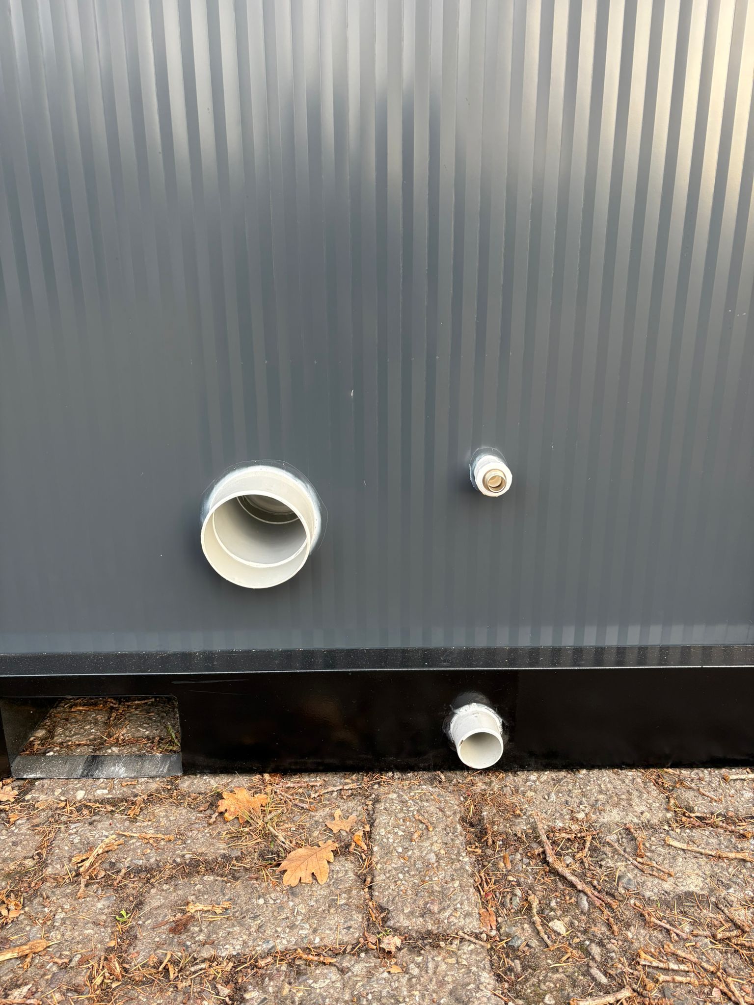 Afvoer en toevoer van een dubbele toilet unit