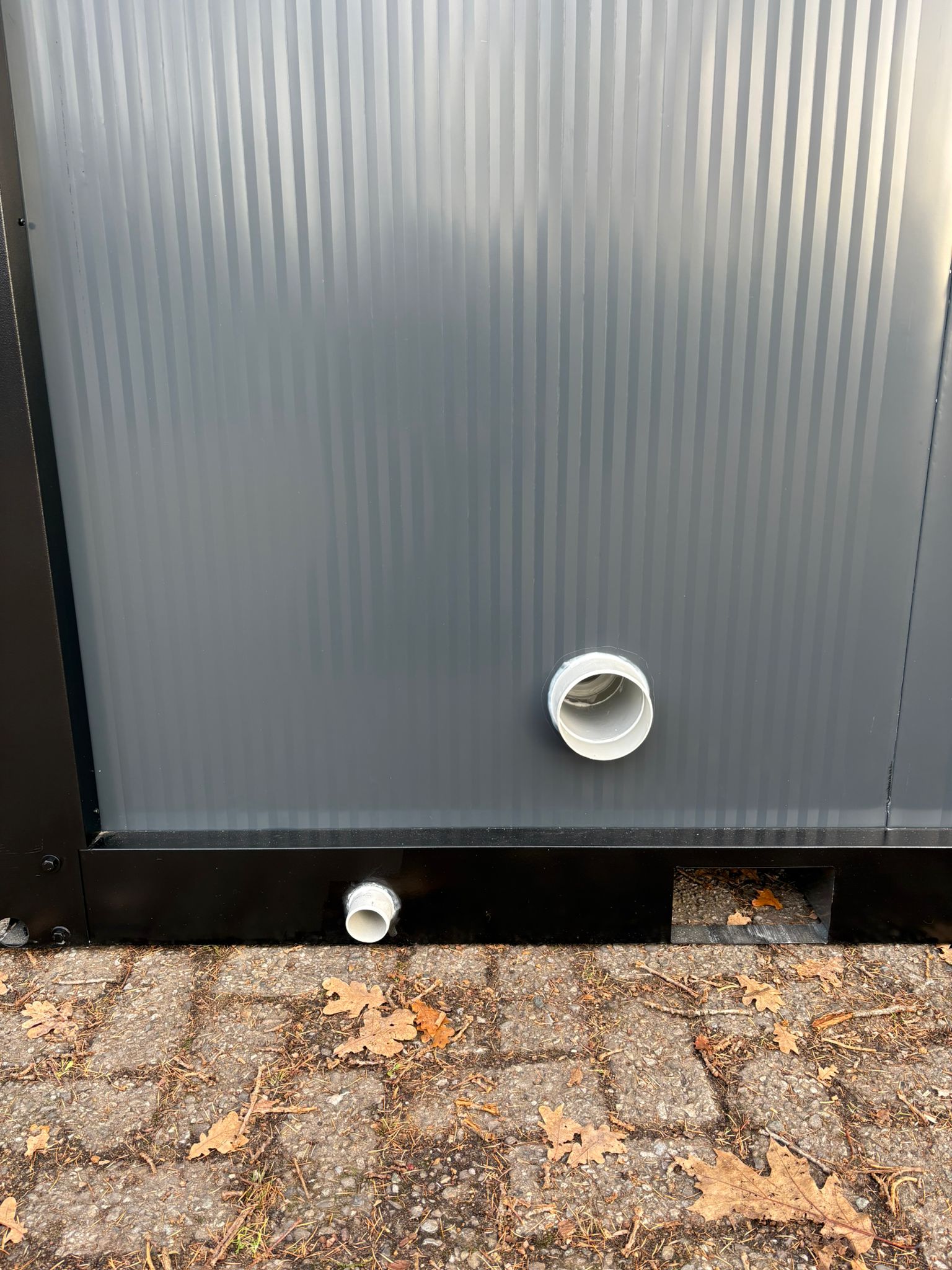 Afvoeren van een dubbele toilet unit