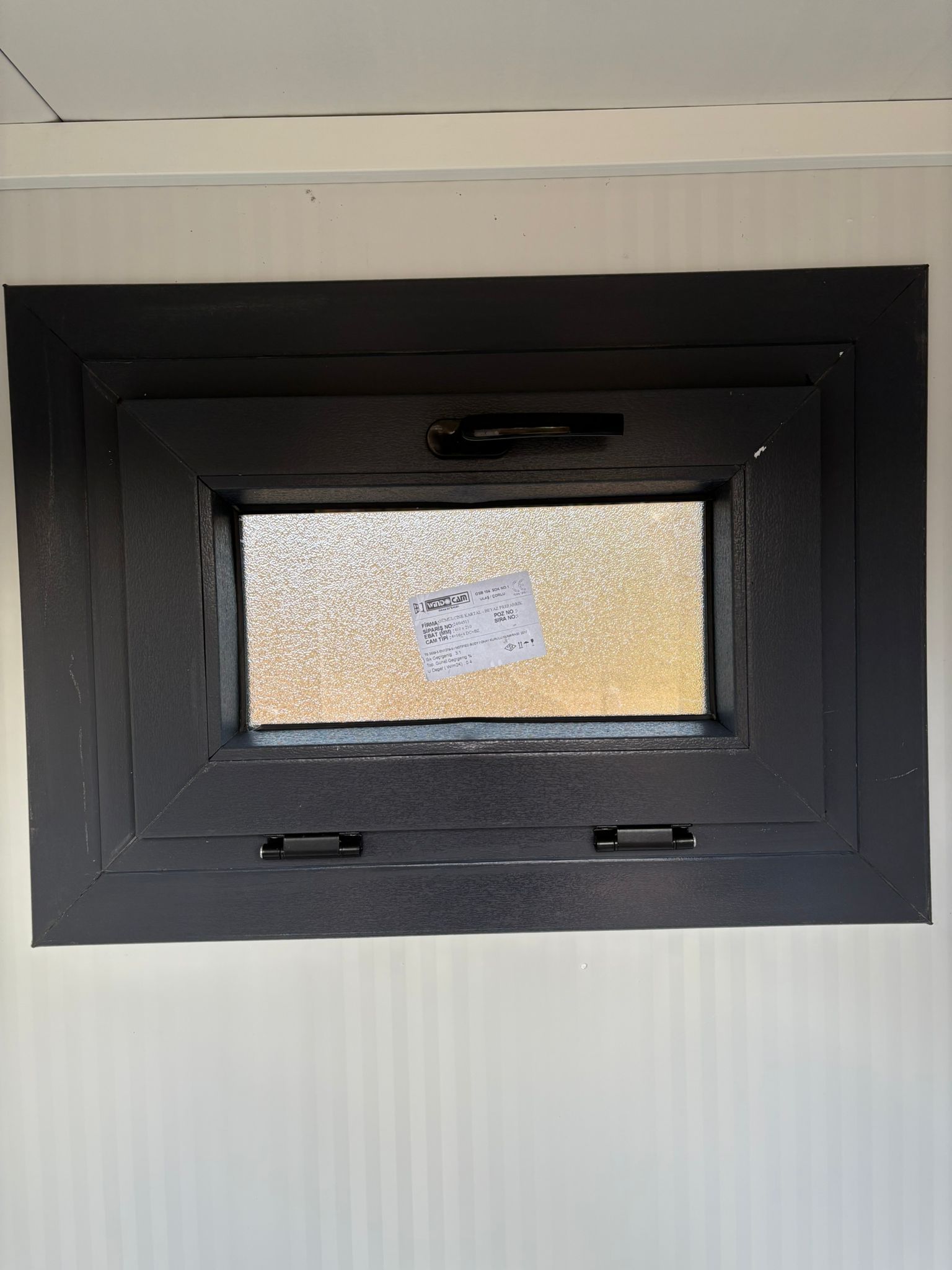 Dicht draaikiepraam van een dubbele toilet unit