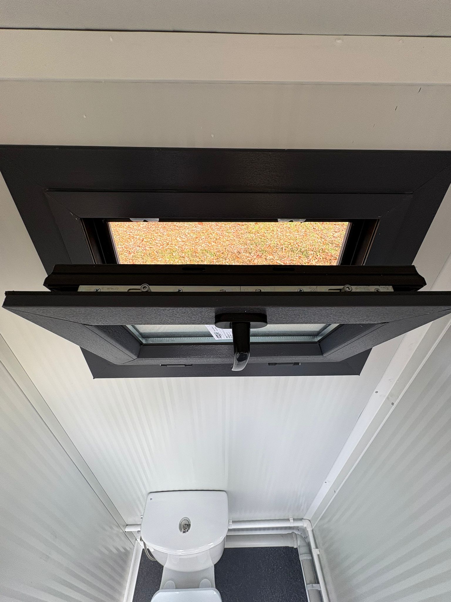 Openstaand draaikiepraam aan de rechterzijde