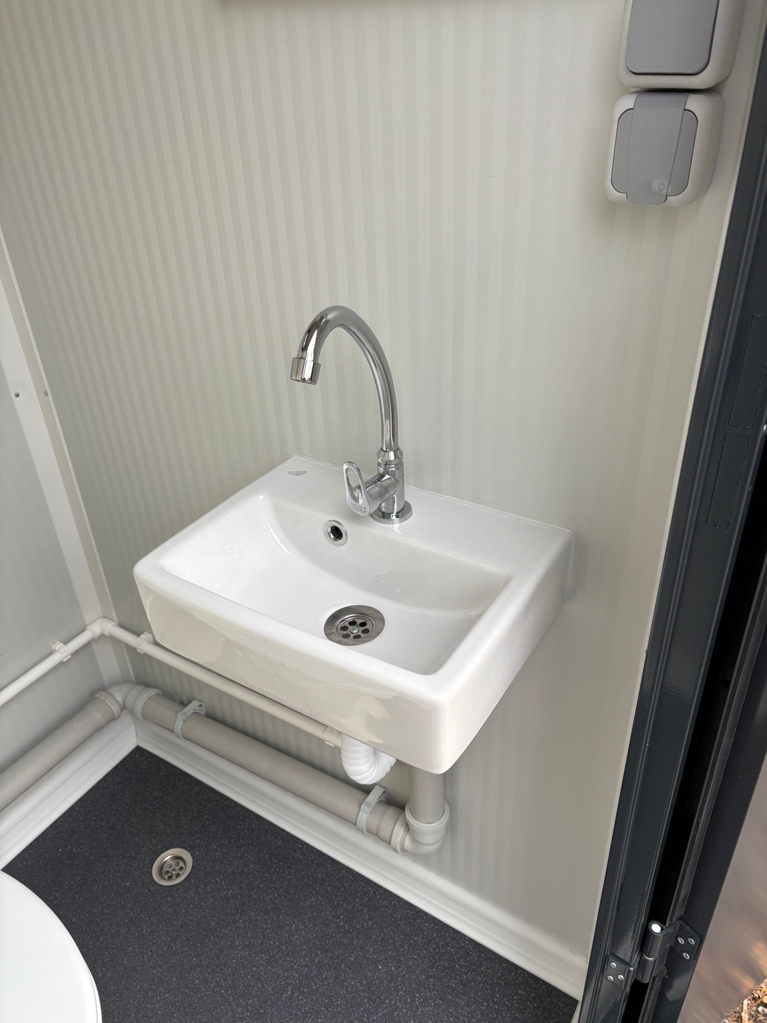 Fontein in een dubbele toilet unit