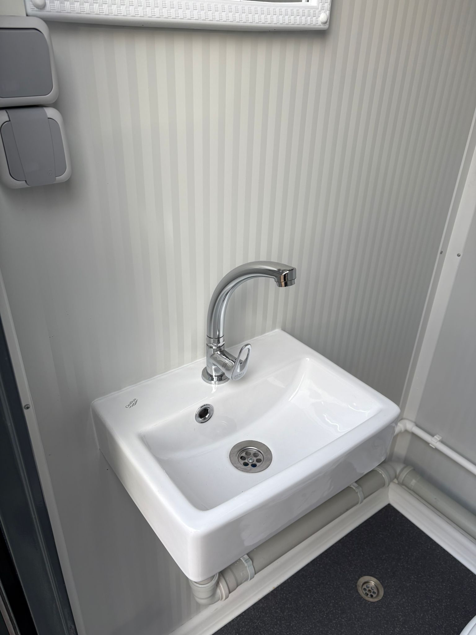 Fonteinset in een dubbele toilet unit