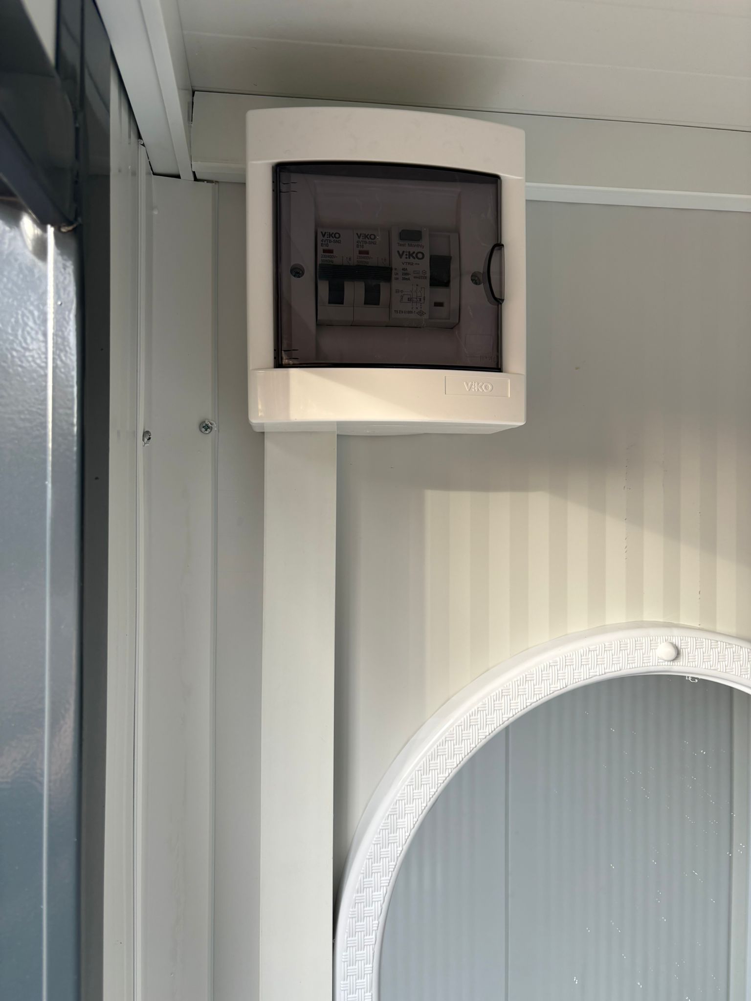 Groepenkast van een dubbele toilet unit