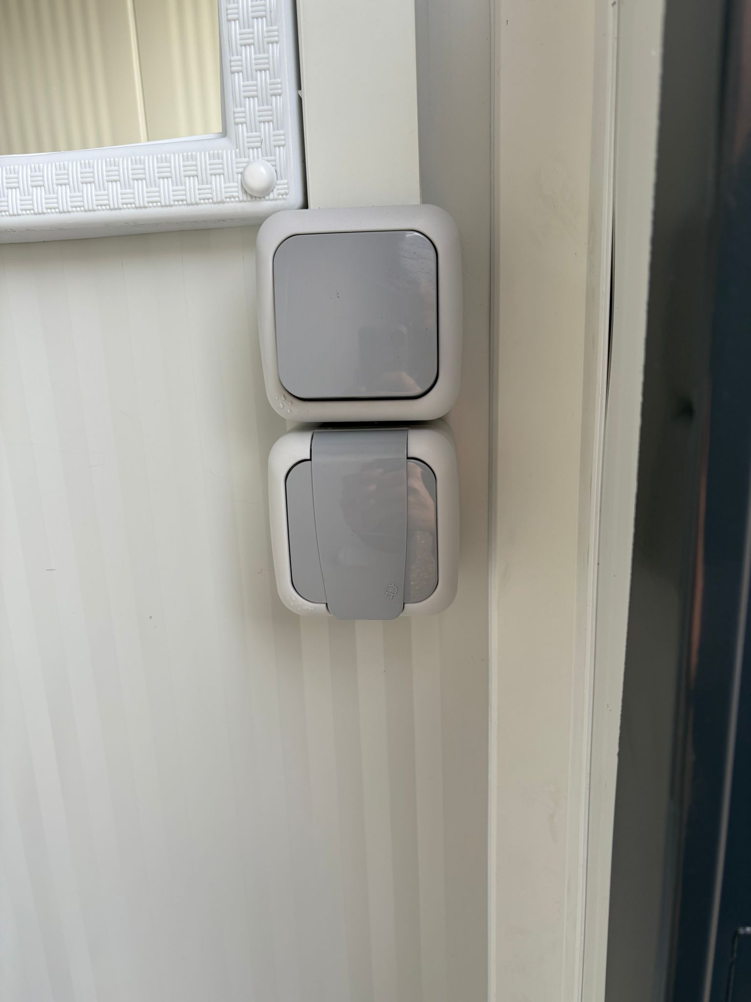 Lichtschakelaar aan de rechterzijde van een dubbele toilet unit