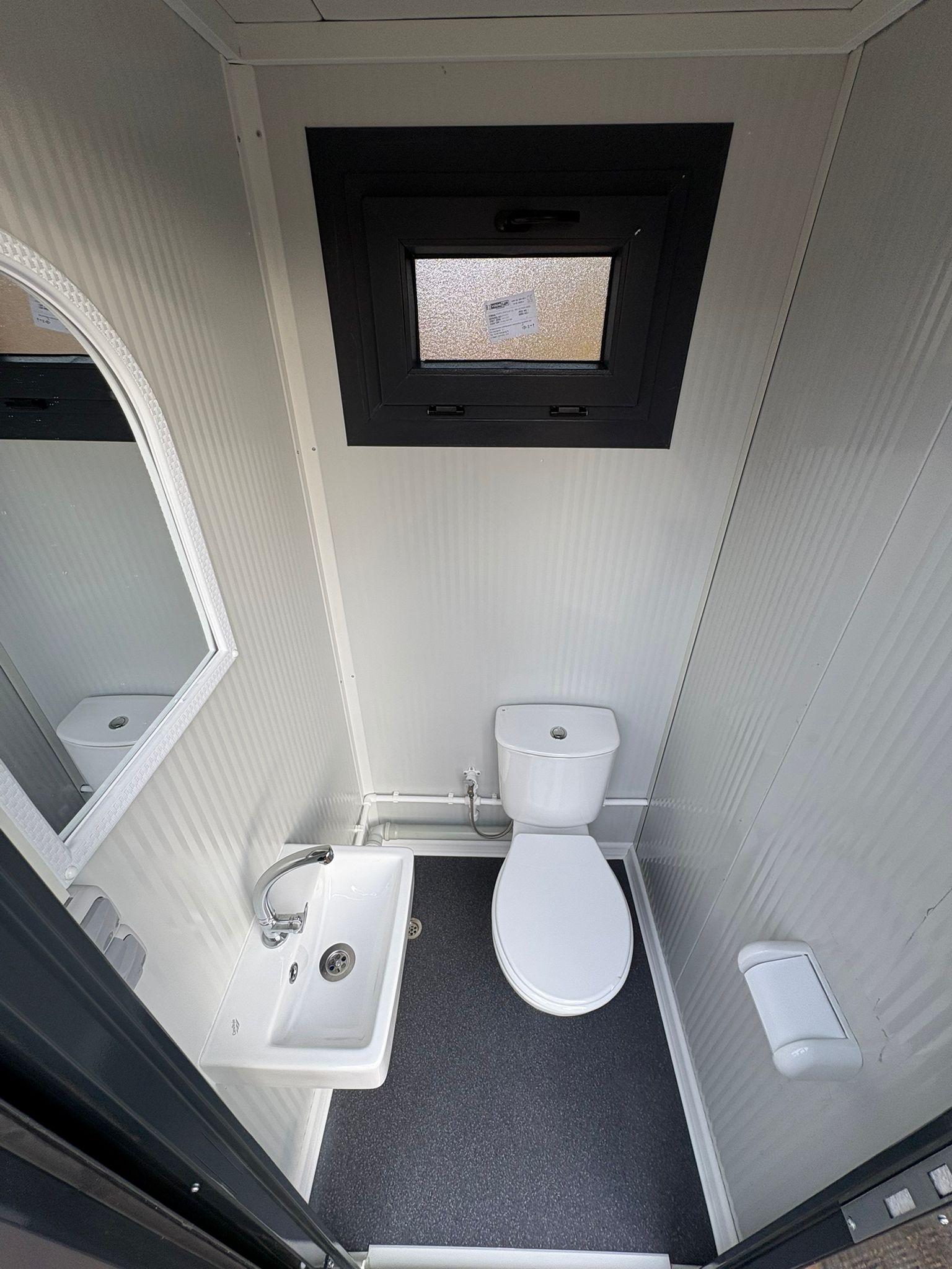 Links overzicht van een dubbele toilet unit