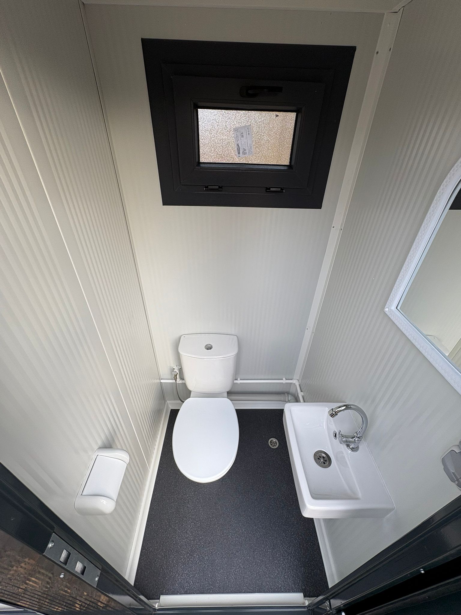 Overzicht van de rechter ruimte in een dubbele toilet unit