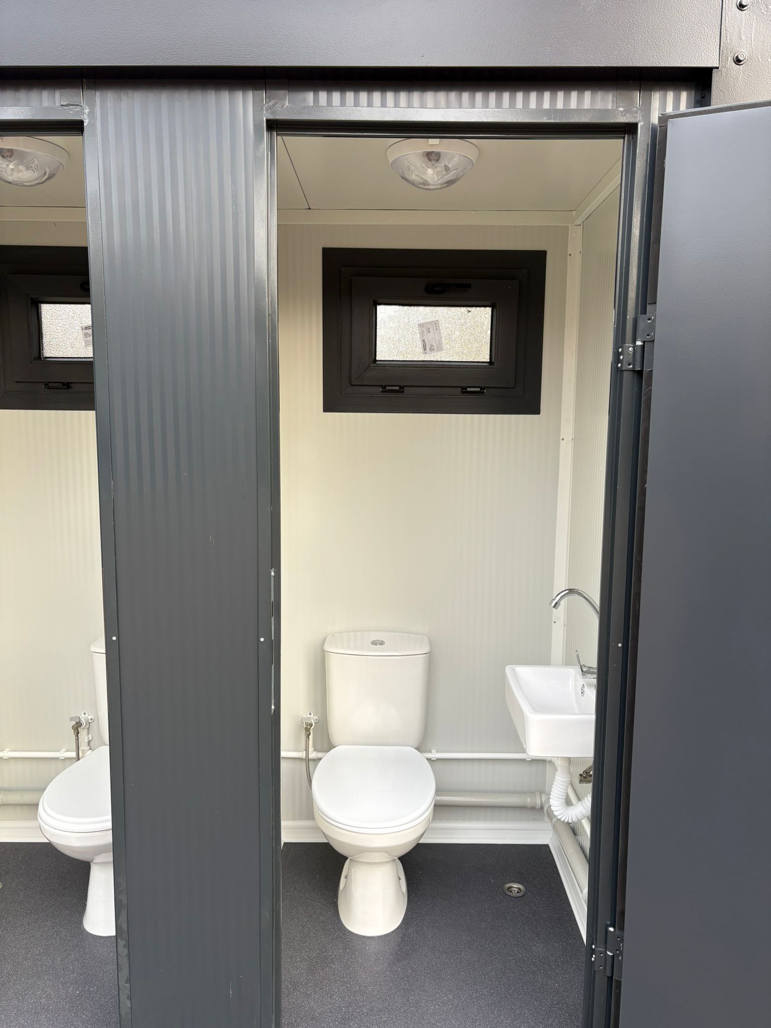 Rechterzijde van een dubbele toilet unit