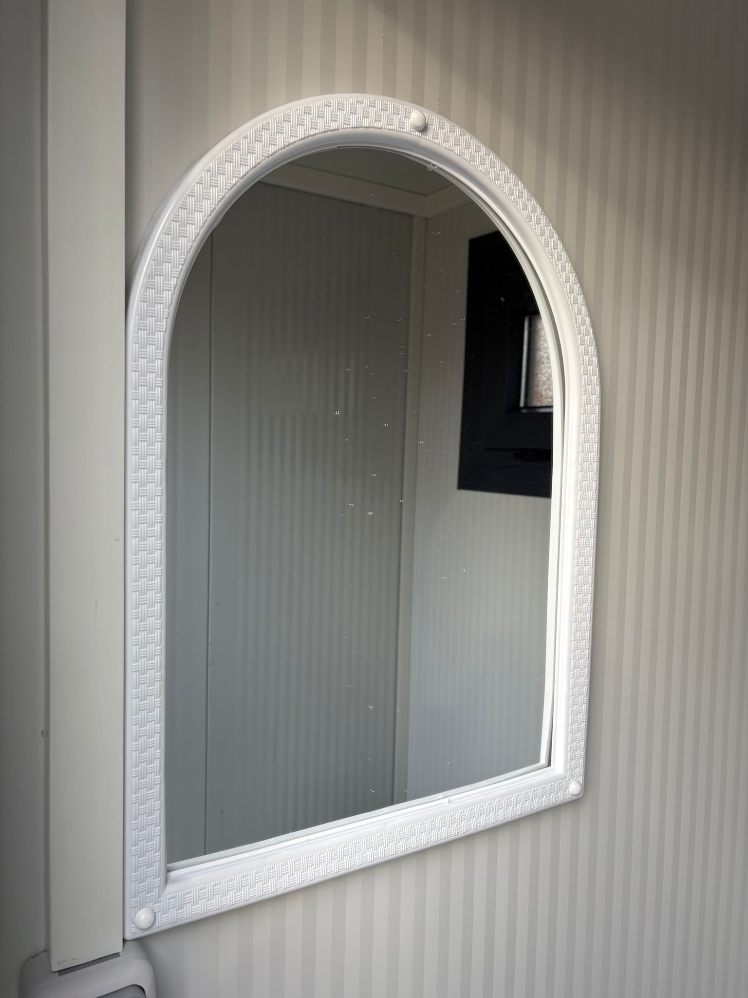 Spiegel in een dubbele toilet unit