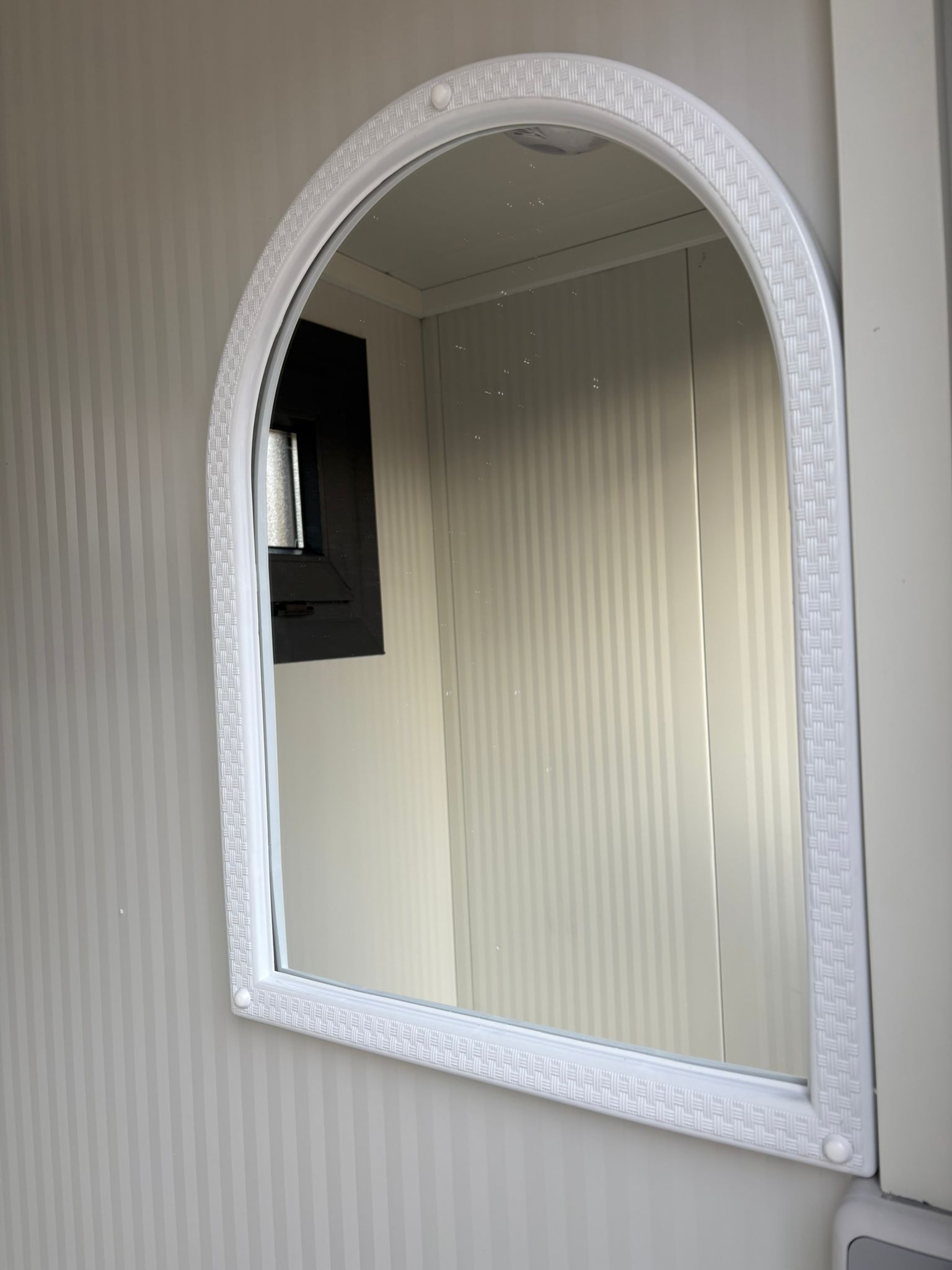 Spiegel aan de rechterzijde van een dubbele toilet unit