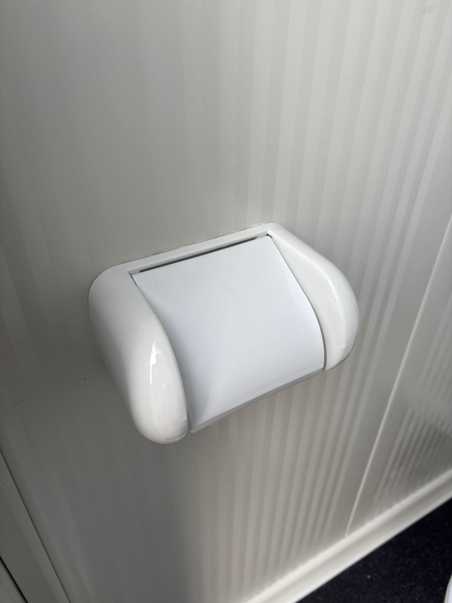 Toiletrolhouder aan de rechterzijde van een dubbele toilet unit