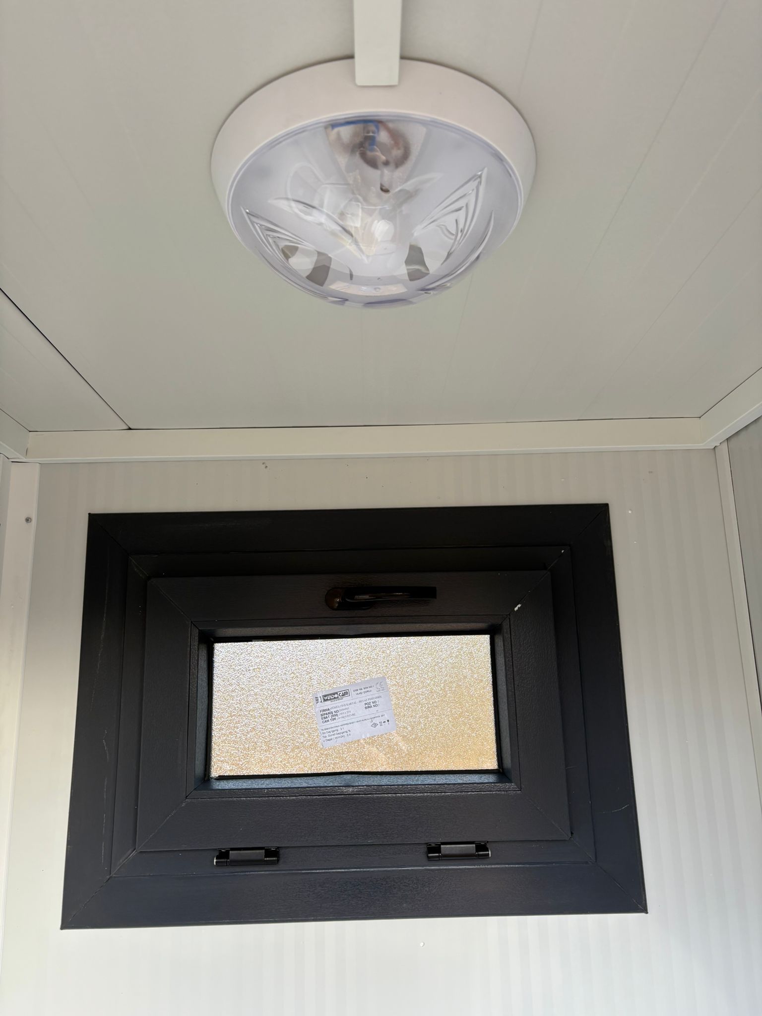 Verlichting in een dubbele toilet unit