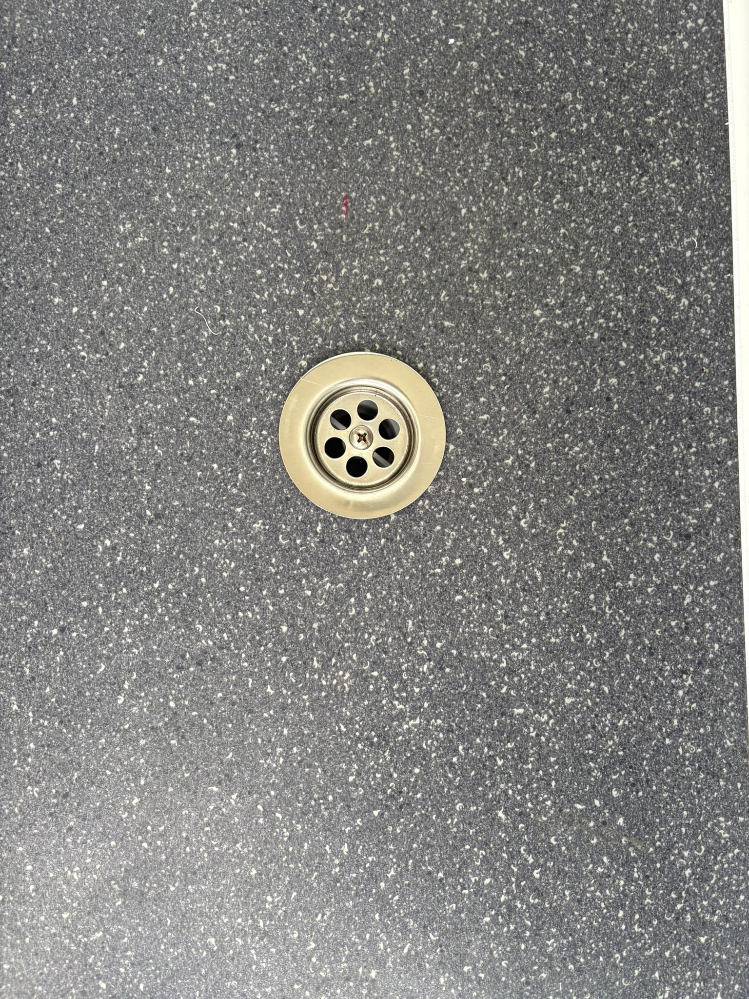 Vloerput aan de rechterzijde van een dubbele toilet unit