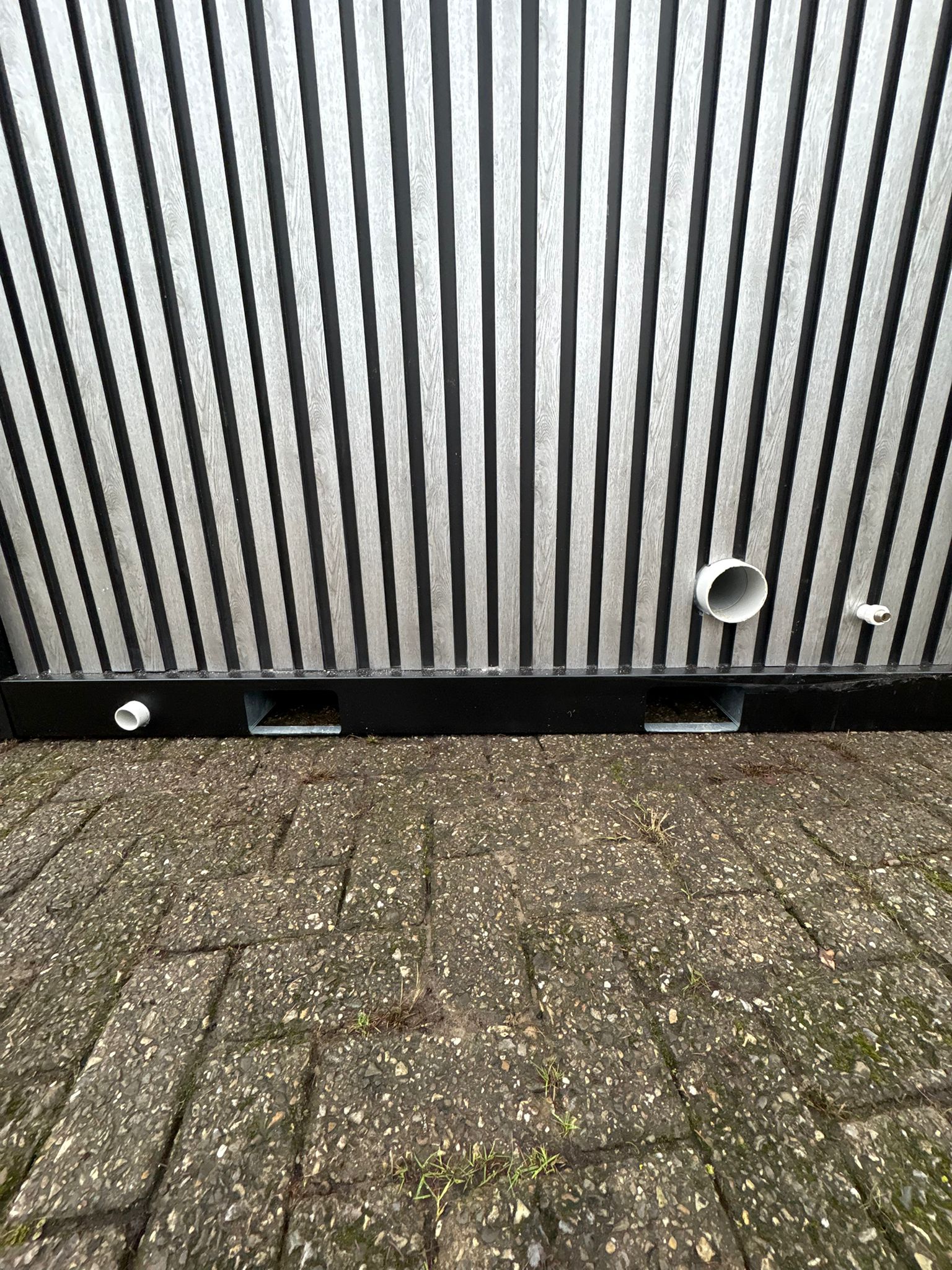 Aansluitingen aan achterzijde van mobiele MIVA toiletunit