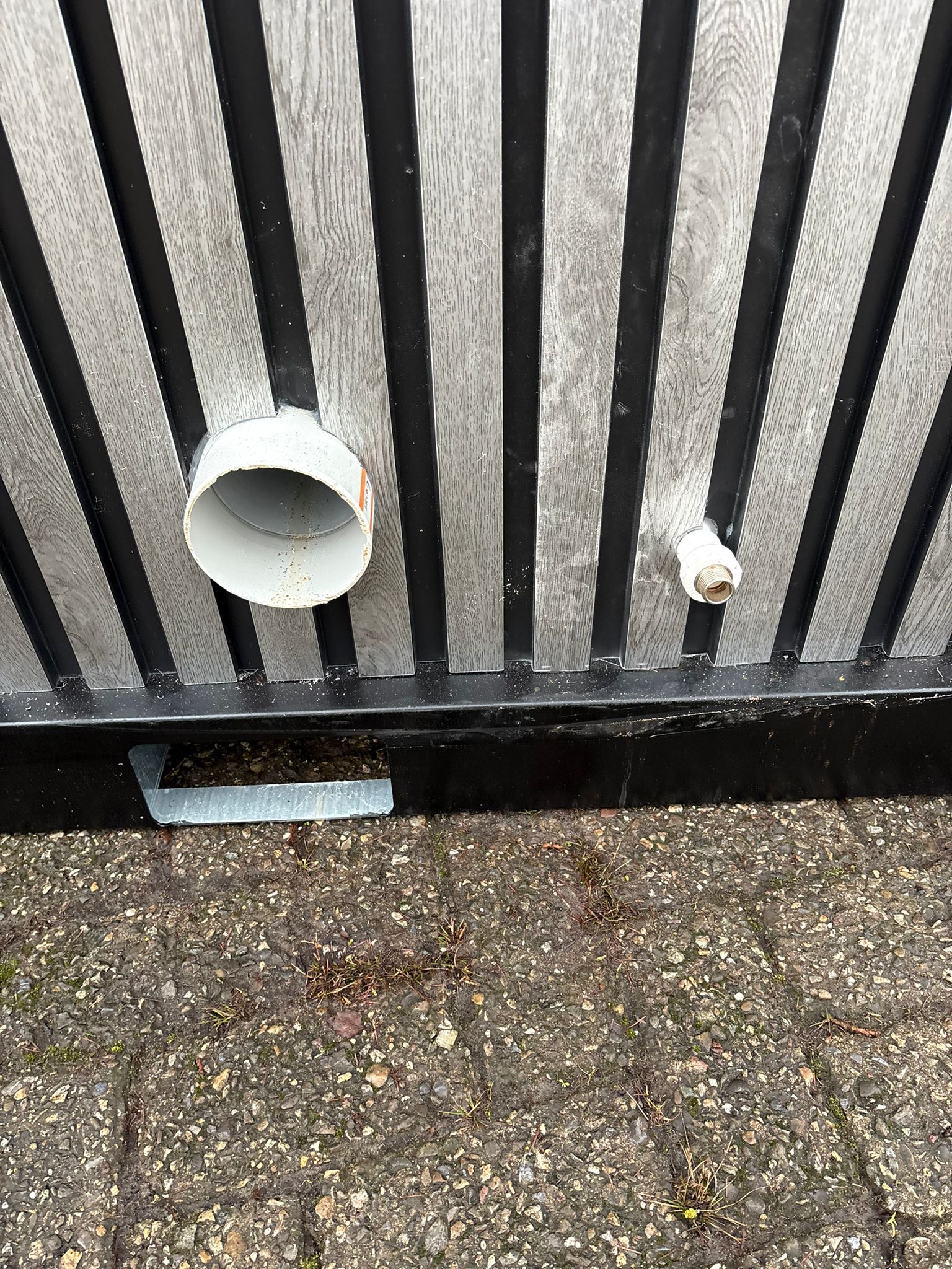 Aansluitingen aan achterzijde van mobiele MIVA toiletunit